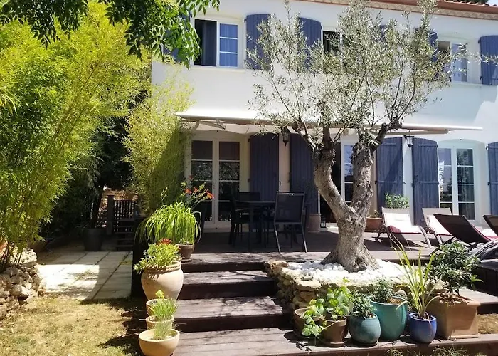 Bastide Avec Jardin Arbore, Piscine, Proche Plages *